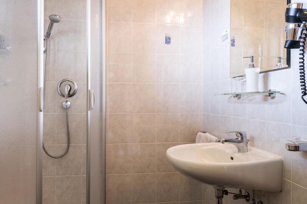 Garni Schorneck Bed & Breakfast Brunico Luaran gambar